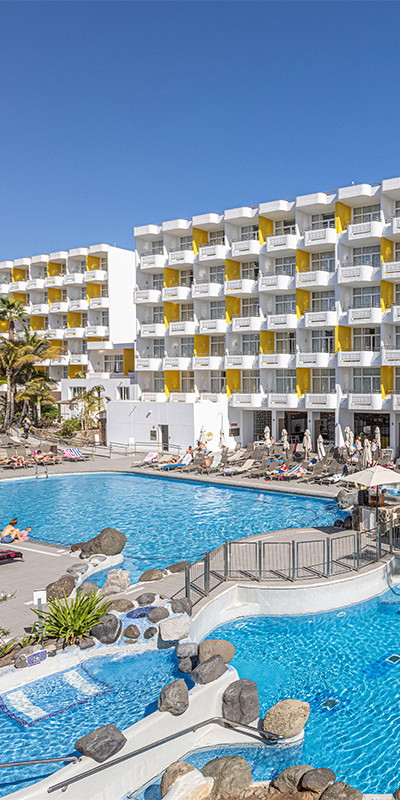  Imagen emblemática de la vista lateral de la piscina principal del hotel Abora Catarina by Lopesan Hotels en Playa del Inglés, Gran Canaria 